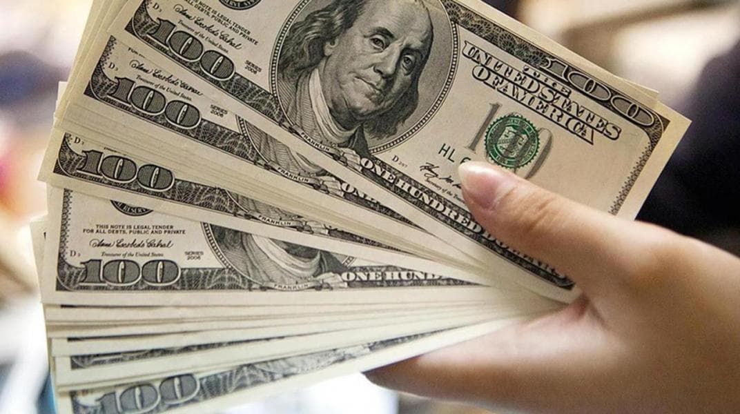 Sube el dólar y el riesgo país, caen la Bolsa y las ADR