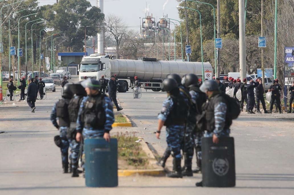 La pelea por el control de la Uocra platense: tiros, amenzas y barrabravas