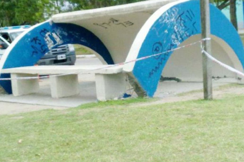 La municipalidad de Villa Gesell deberá indemnizar a joven mutilado por la caída de una garita de colectivo