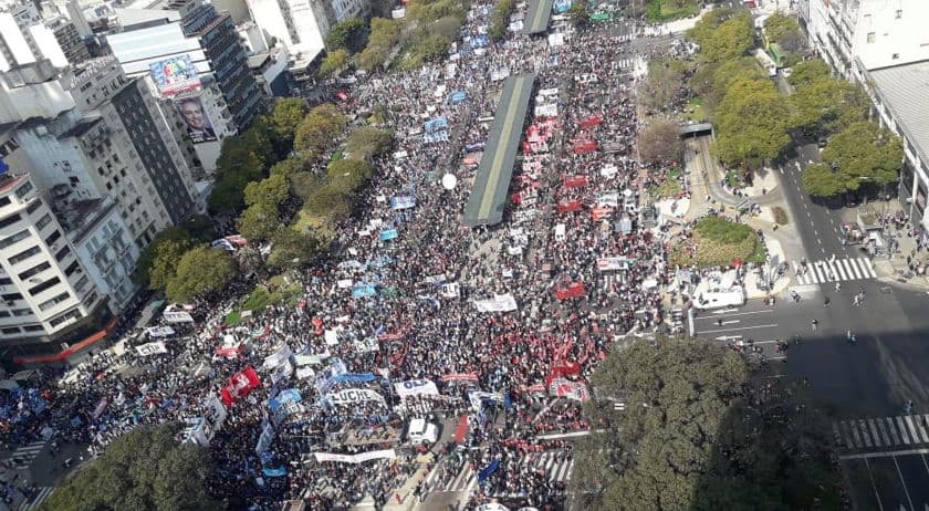Un manifestante se cayó de la autopista y tiene politraumatismos