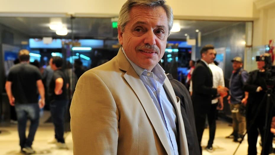 Alberto llegó a España y esquivó definiciones sobre el cepo de Macri