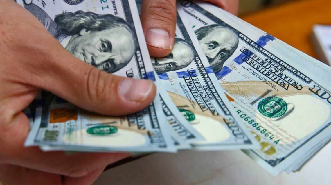 El dólar comienza la jornada estable y opera en $ 57