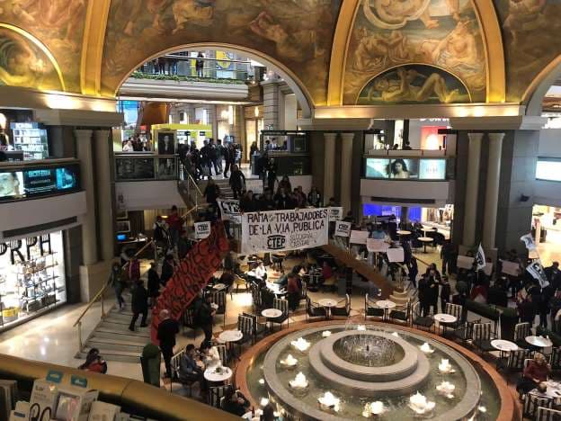 Militantes de la CTEP ingresaron a shoppings porteños y reclamaron por la emergencia alimentaria