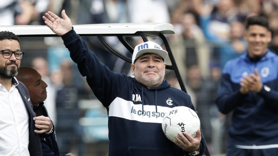 Maradona paró su primer once pensando en Racing