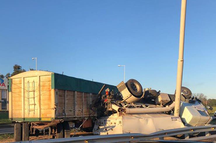 Acceso Oeste: un choque y vuelco entre dos camiones provocó una fila de autos de 4 kilómetros