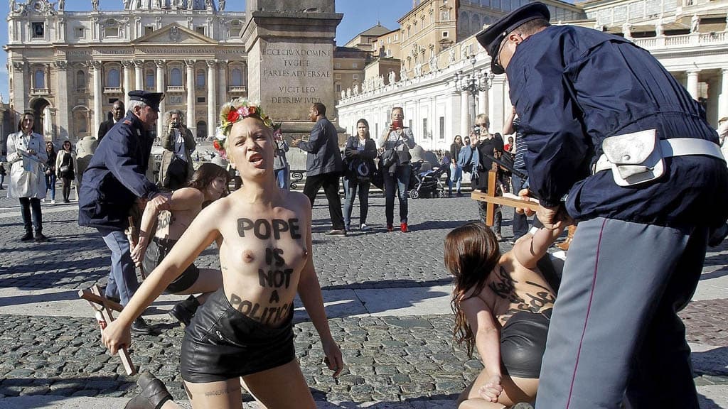 Activistas feministas protestaron en el Vaticano contra la visita del Papa a Estrasburgo