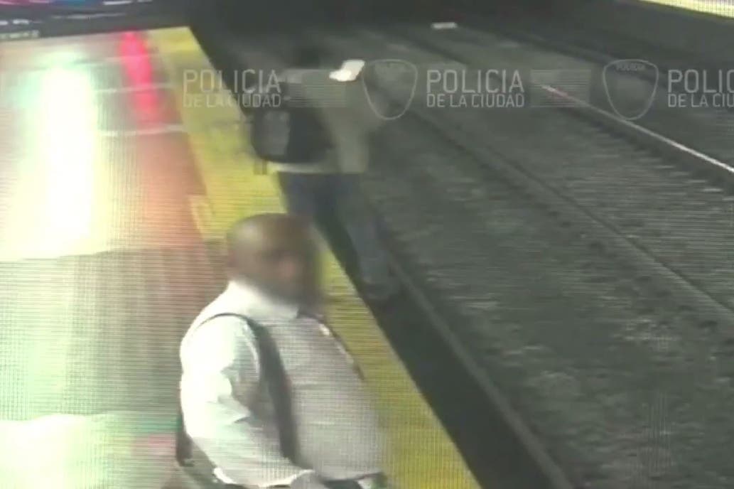 Distraído con el celular, cayó a las vías del subte en la estación Agüero
