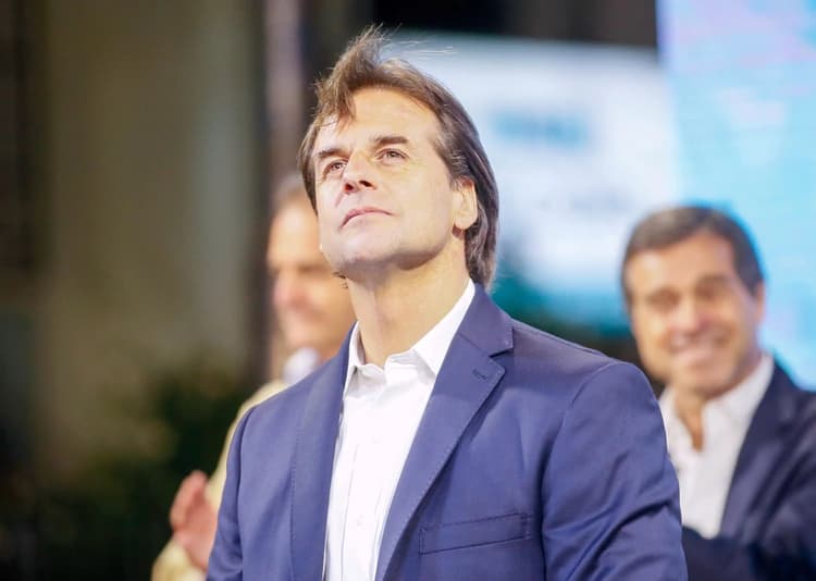 Uruguay: Lacalle Pou amplía su ventaja en el escrutinio y Tabaré Vázquez ya prepara un encuentro para iniciar la transición