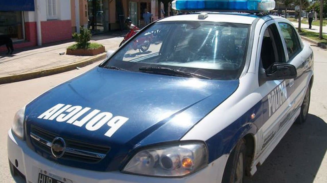 Mataron a una joven de un balazo delante de su novio para robarles el auto