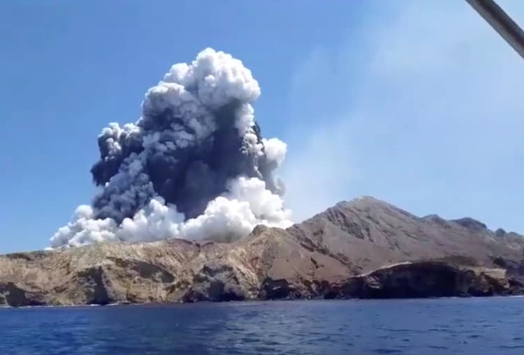 Suben a ocho los muertos por la erupción del volcán y Nueva Zelanda importó piel para tratar a los heridos