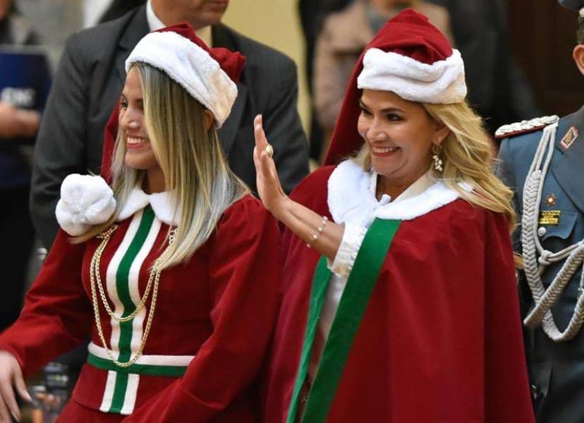Vestida de “Mamá Noel”, Jeanine Áñez entregó regalos a niños bolivianos y envió un mensaje navideño