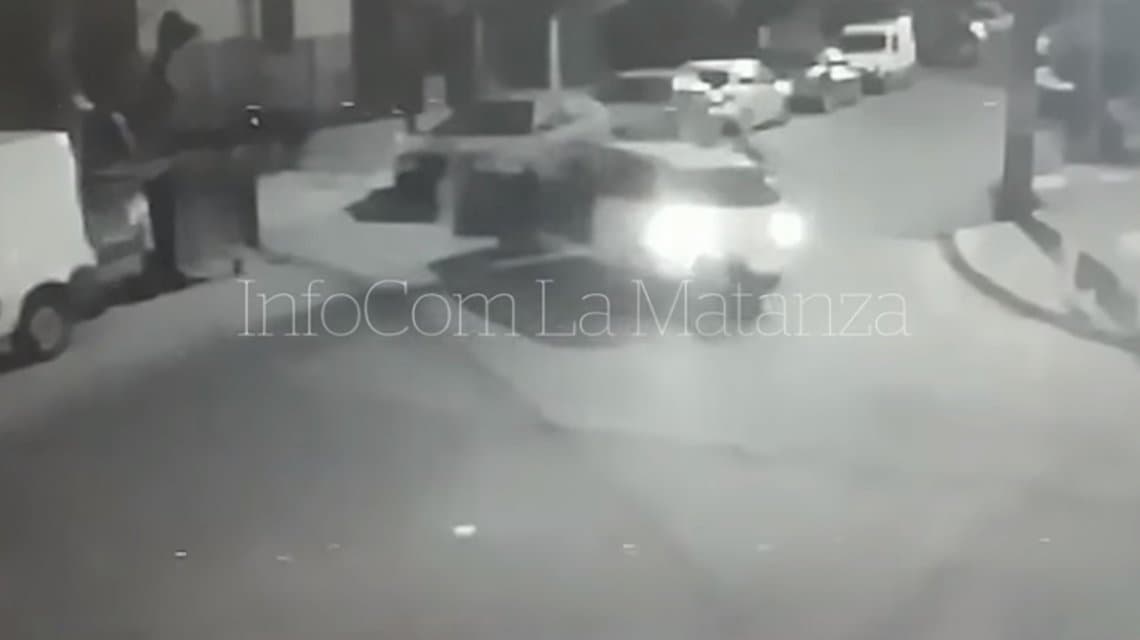 La Matanza: delincuentes le robaron el auto a una mujer y la atropellaron