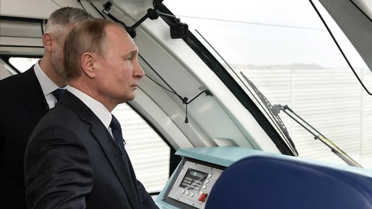 Vladimir Putin inauguró el puente más largo de Europa que unirá Rusia y la anexionada península de Crimea
