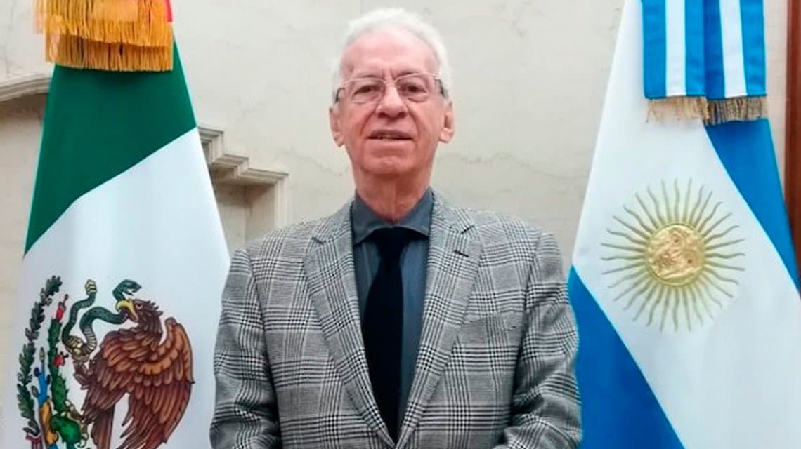 Renunció el embajador mexicano en Argentina que fue filmado robando en una librería