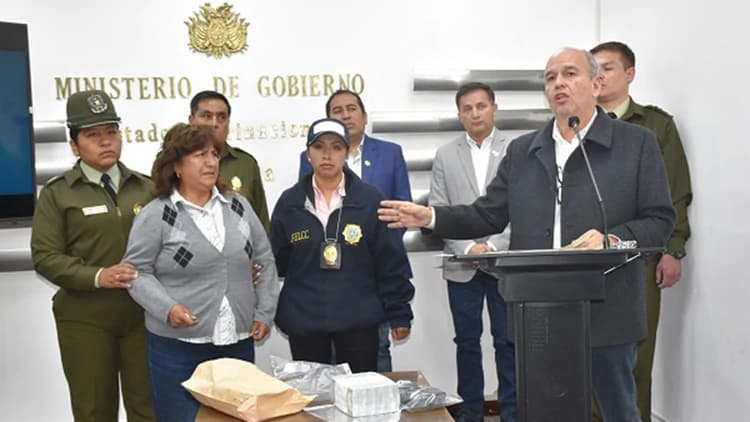 Detuvieron en Bolivia a una mujer que viajaba a Argentina con USD 100 mil sin declarar: la acusan de querer financiar a Evo Morales