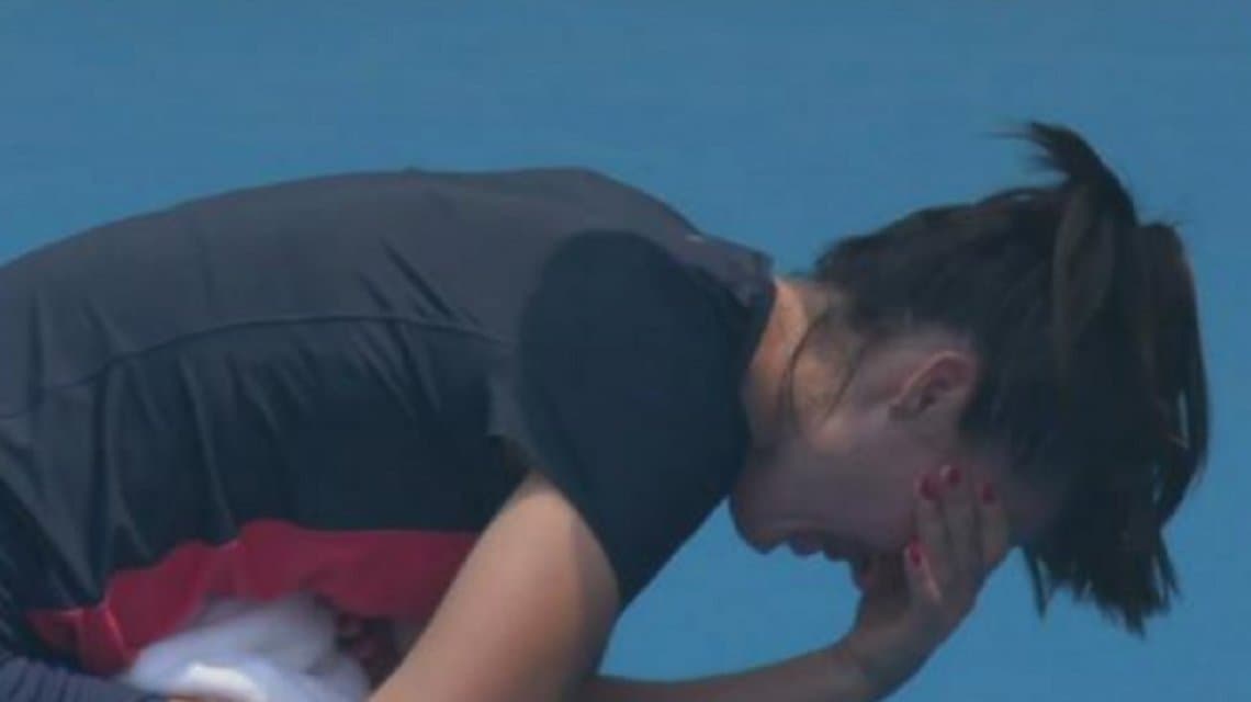 Susto en el Abierto de Australia: Davila Jakupovic se descompuso y abandonó por el humo de los incendios