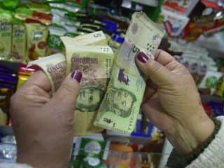 El Banco Central postergó un mes la salida de circulación del billete de 5 pesos