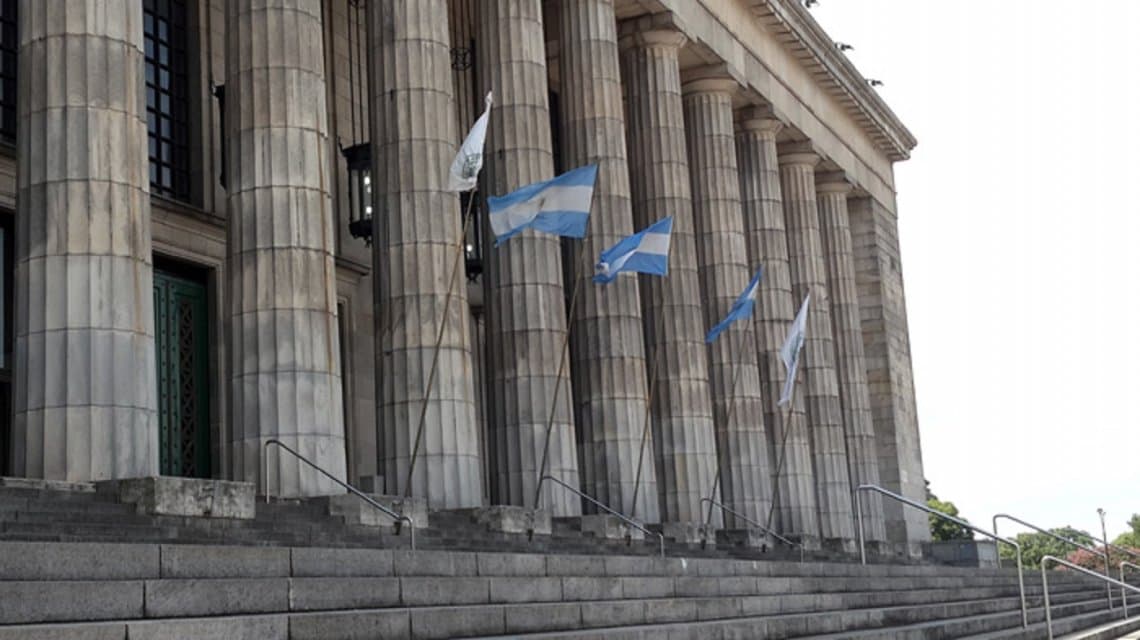 Apuñalaron a un turista australiano en la Facultad de Derecho: está grave