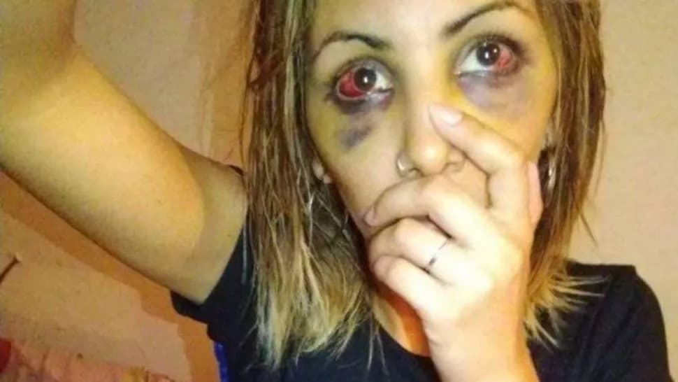 Golpeó a su ex, la dejó tirada en el piso y la amenazó