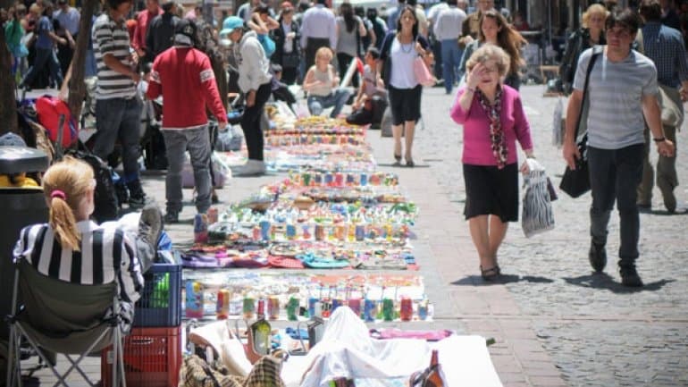 Por las fiestas, los manteros colapsan aún más la avenida Avellaneda