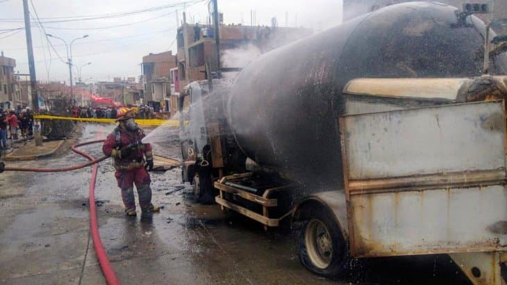 Impresionante explosión de un camión cisterna en Lima: murió una nena, el chofer y hay 30 heridos