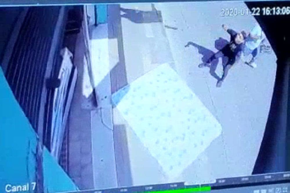 Una mujer cayó desde un segundo piso tras discutir con su pareja