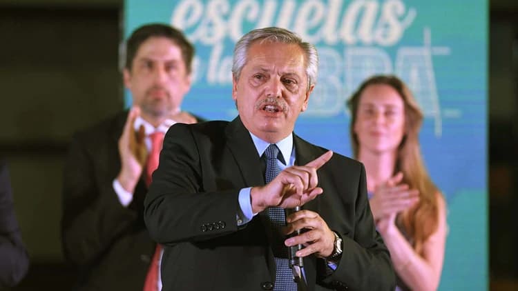 Alberto Fernández lanzó junto a Axel Kicillof un plan de refacción de escuelas en Moreno y recordó la explosión de 2018 para criticar al macrismo