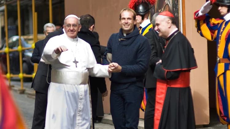 El cura uruguayo Gonzalo Aemilius fue designado nuevo secretario personal del papa Francisco