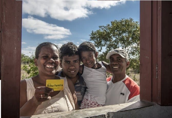 Bolsonaro recortó el plan Bolsa Familia, emblema de la lucha contra la pobreza en Brasil