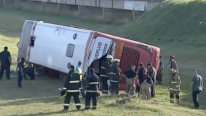 Volcó un micro en la Ruta 2: dos muertos y 30 heridos