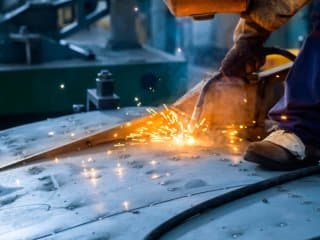 La industria cayó 6,4% en 2019 y la construcción se derrumbó un 7,9%