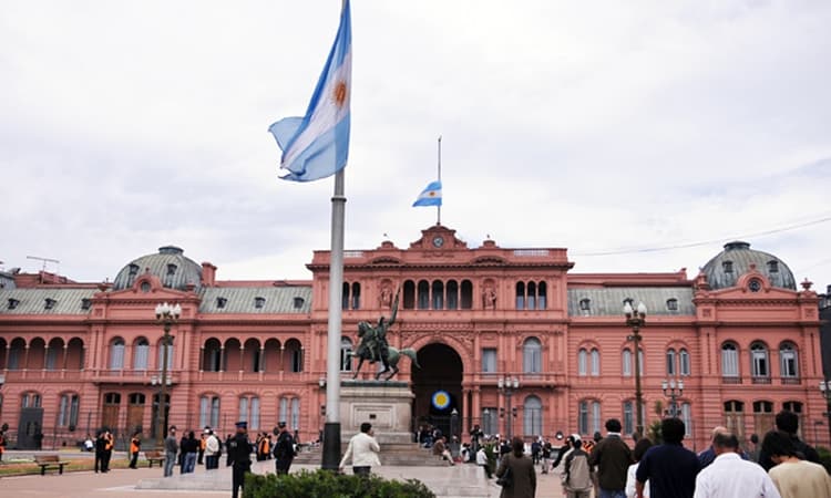 Oscar Parrilli presentó una denuncia penal contra Mauricio Macri por el supuesto abandono del edificio de la Casa Rosada