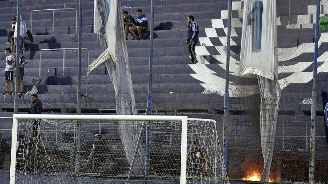 Terror en la Primera Nacional: barras armados y encapuchados suspendieron Independiente Rivadavia-Atlanta