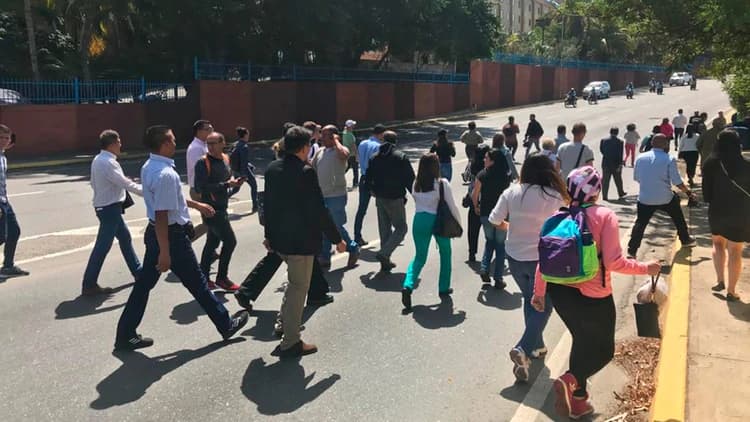 Policías y simpatizantes chavistas atacaron a los diputados que fueron al aeropuerto de Caracas a recibir a Juan Guaidó