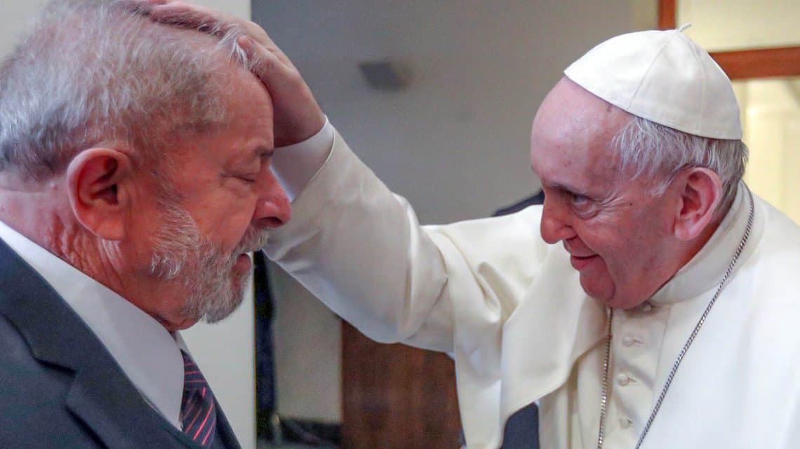 Funcionario de Bolsonaro acusó al Papa de «confraternizar con un criminal» por recibir a Lula
