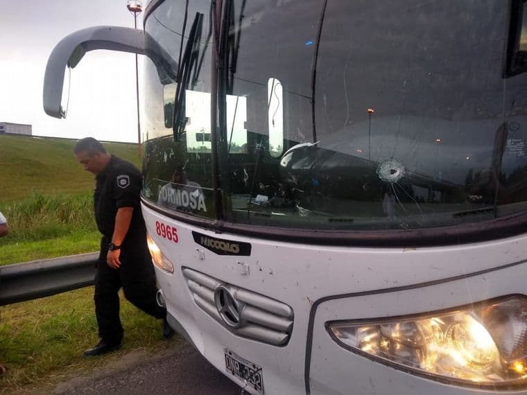Un micro fue baleado en la Ruta Nacional 168
