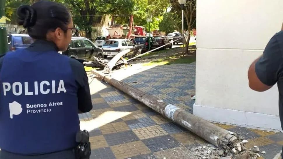 Un médico murió aplastado por un poste de luz en la puerta del Hospital Gutiérrez