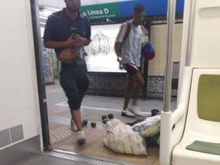 La línea C, interrumpida por la pelea entre dos vendedores: uno terminó apuñalado