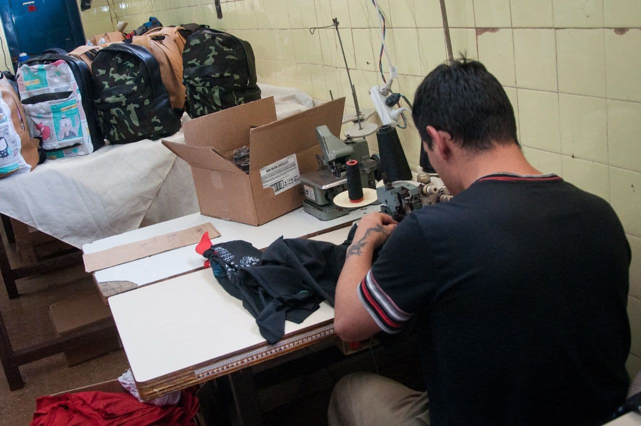 Internos de una cárcel de Magdalena participan del emprendimiento solidario Mochilas La Plata