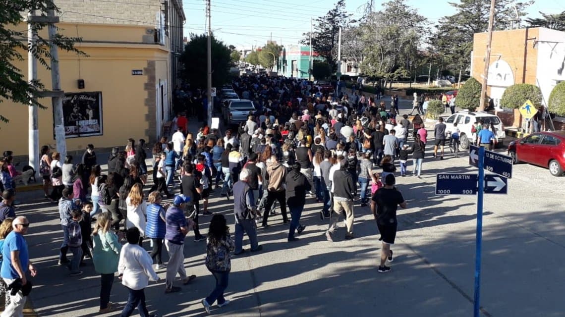 Una multitud reclamó justicia tras el horror en la comisaría de Puerto Deseado