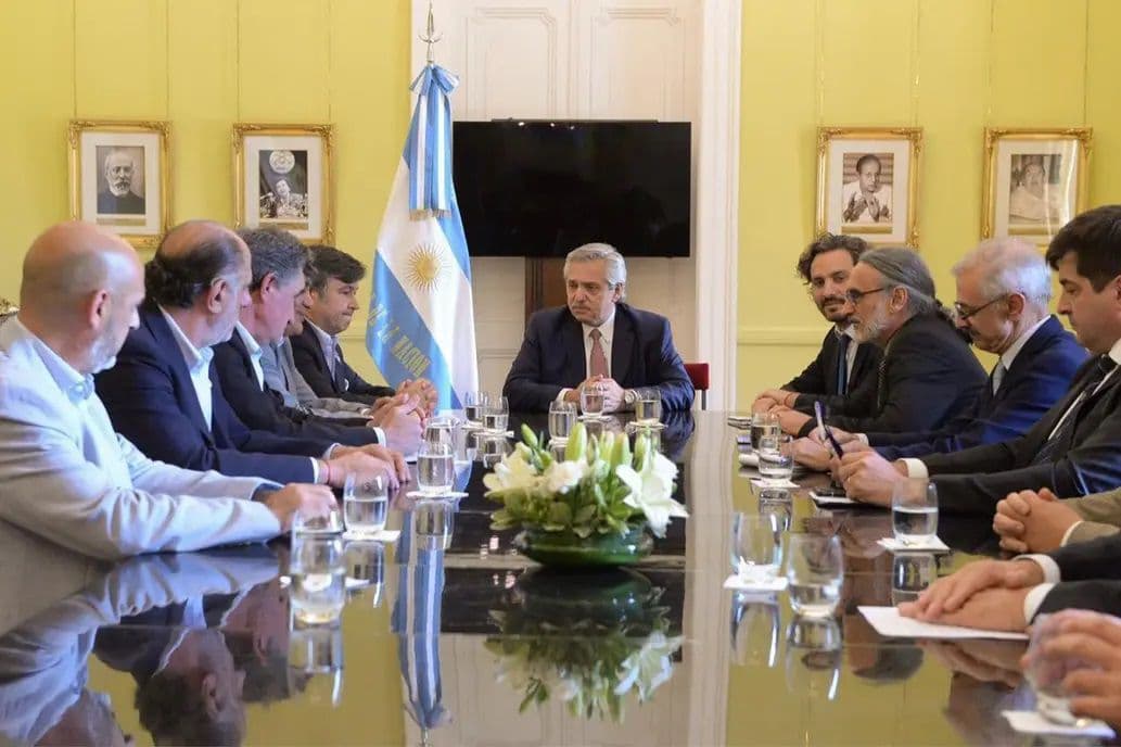 El Gobierno analiza aumentar un 3% las retenciones al campo