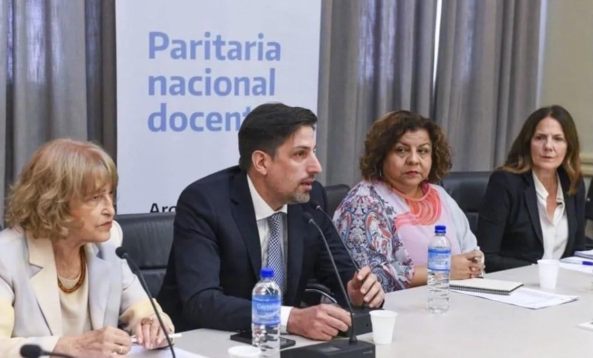 El Gobierno se reúne con los sindicatos docentes para definir el aumento salarial