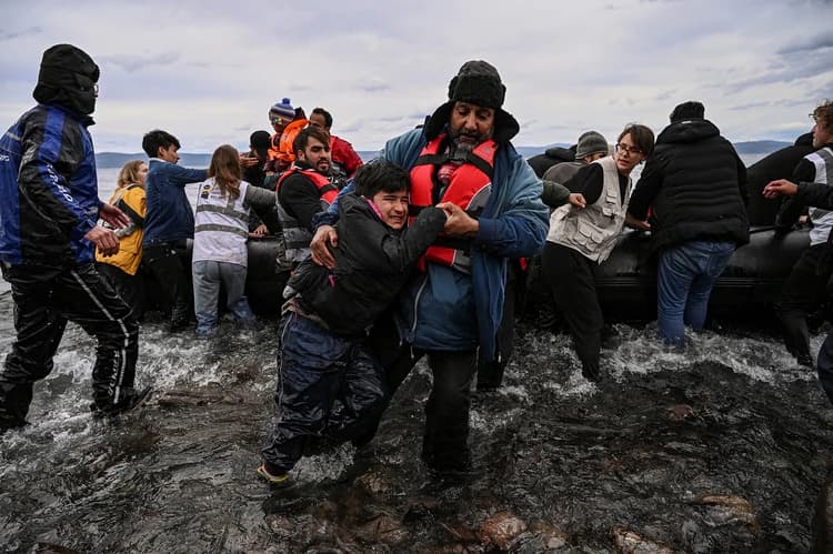Tensión y violencia en la isla griega de Lesbos: lugareños incendiaron un centro de refugiados e impidieron el arribo de nuevos migrantes