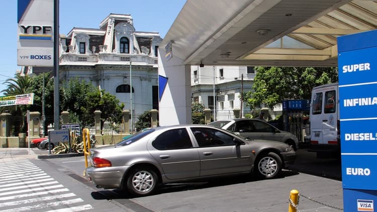 YPF aumentó sus naftas entre 13 y 15 centavos por la aplicación de un impuesto