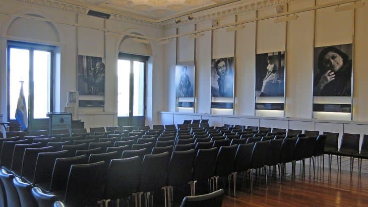 Alberto Fernández reinaugura el Salón de las Mujeres en la Casa Rosada