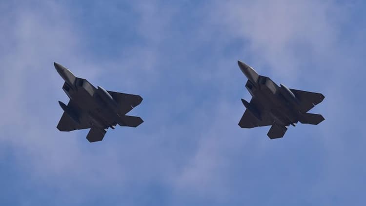 Estados Unidos bombardeó posiciones de una milicia pro-iraní en Irak, en represalia por el asesinato de dos soldados estadounidenses y uno británico