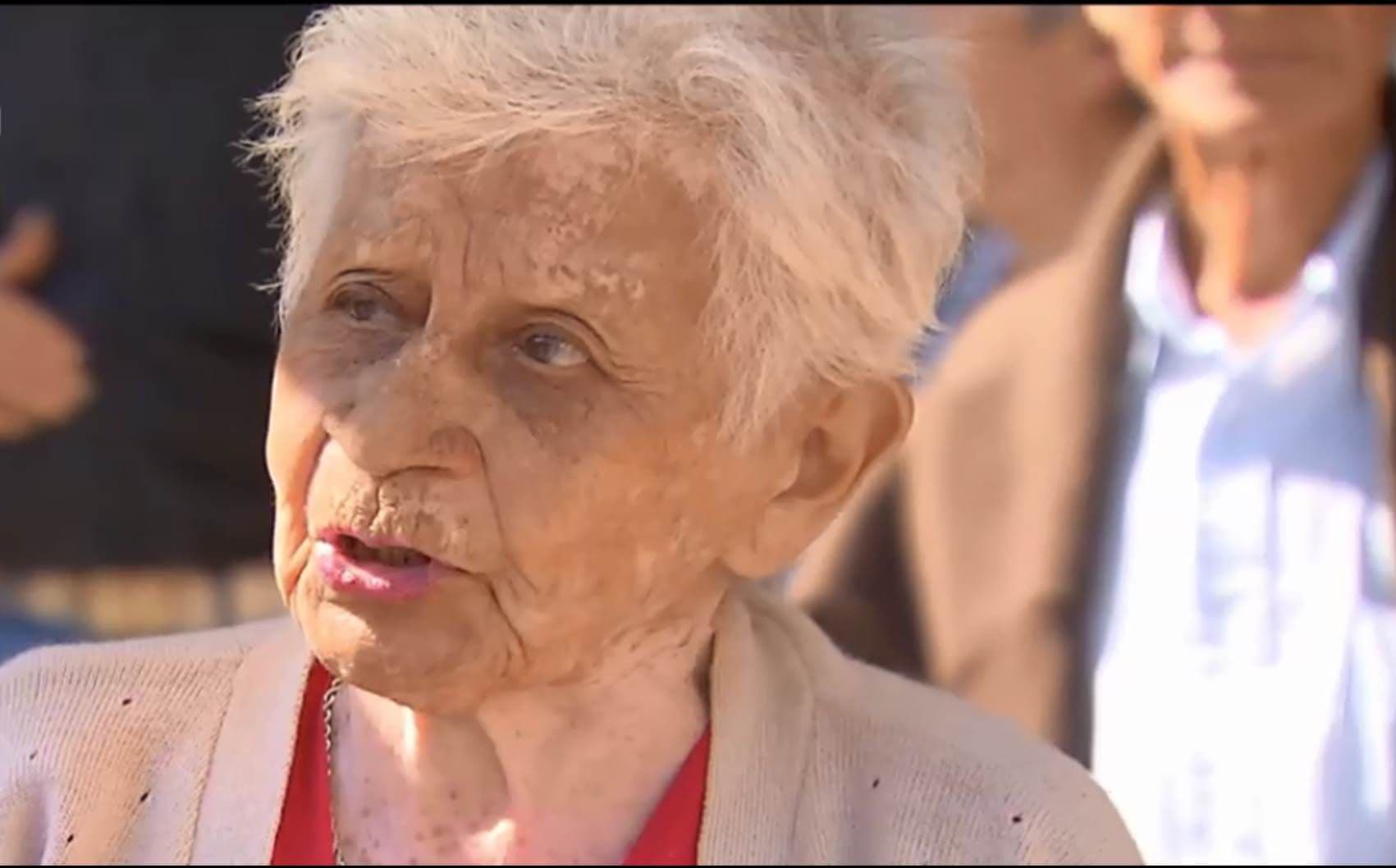 Una abuela de 104 años hizo fila durante horas pero no pudo cobrar su jubilación