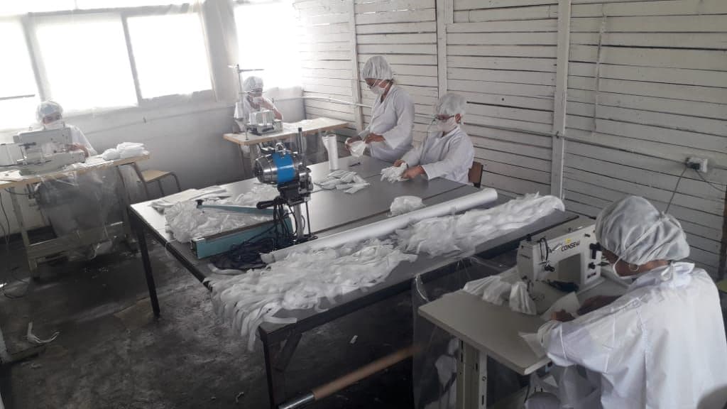 La lucha contra la pandemia: elaboran barbijos y kits sanitarios en las cárceles bonaerenses