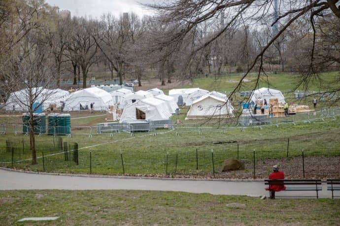 Nueva York analiza abrir «fosas comunes» en los parques públicos por si colapsan las morgues