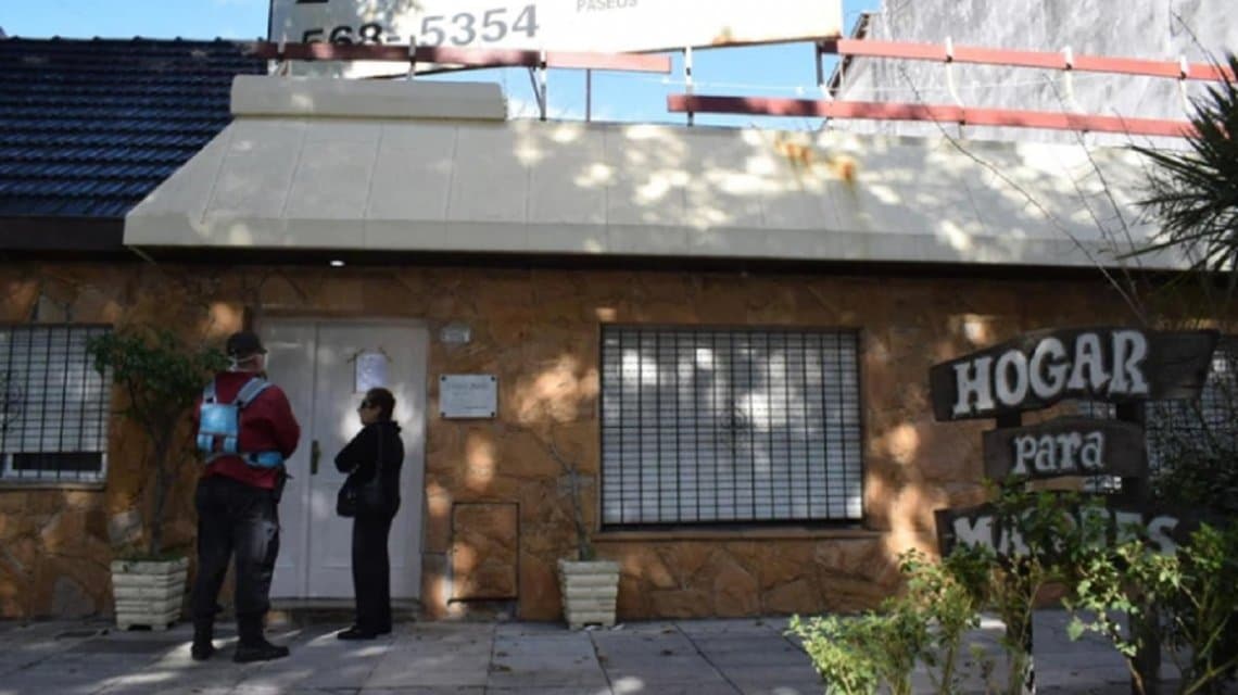 Coronavirus: un anciano murió y hay 14 contagiados en el geriátrico que fue evacuado en Villa Devoto